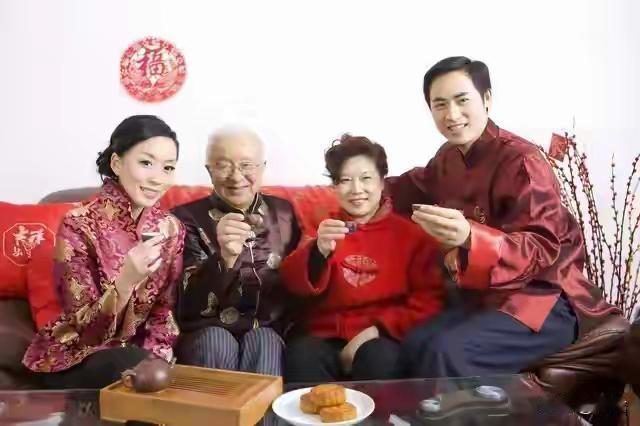 2亿独生子女的困境：20年后的“两难”，不是没钱是没人搭把手！小时候集万千