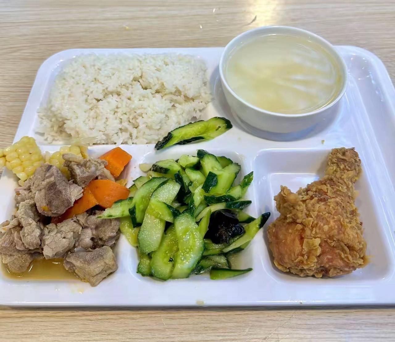 学生食堂的饭，一份18元，贵吗？