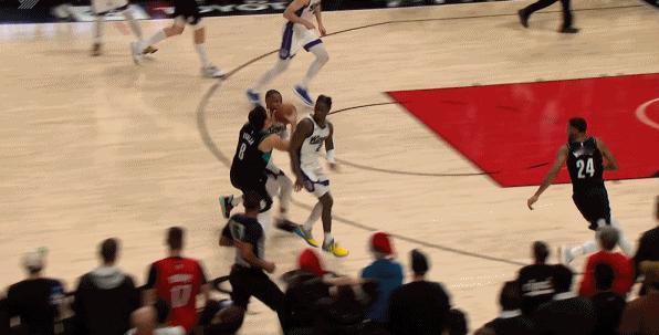 争议很大，国王133-134不敌开拓者，这场比赛威少有一个球争议很大，所有人看到