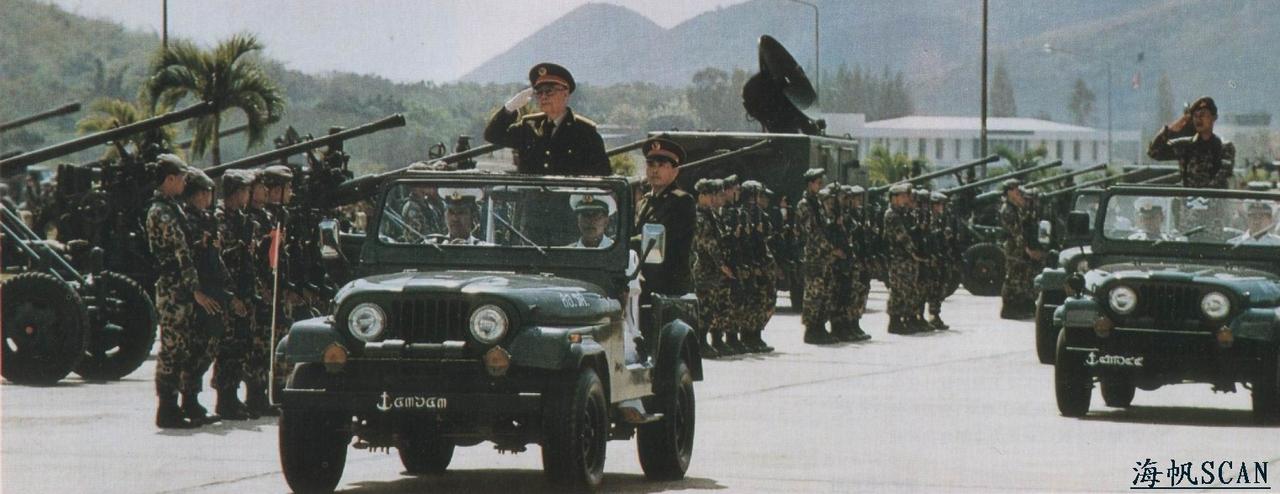 这是刘上将在视察检阅那只部队呀？开始还以为是我们的民兵部队，但是看到那歪歪扭扭的