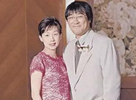 1994年，36岁的李宗盛婚内出轨28岁的林忆莲，回到家后，他看着吸溜面条的妻子