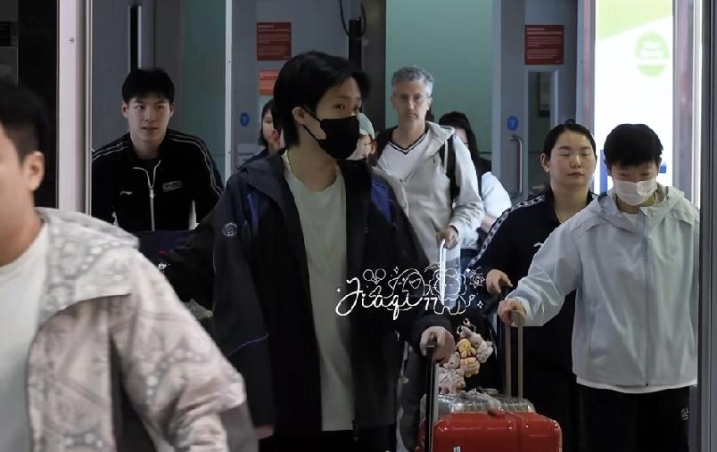 孙颖莎王楚钦与国乒团队在北京时间今日凌晨一起安全落地伦敦，到达机场拿到自己行李后