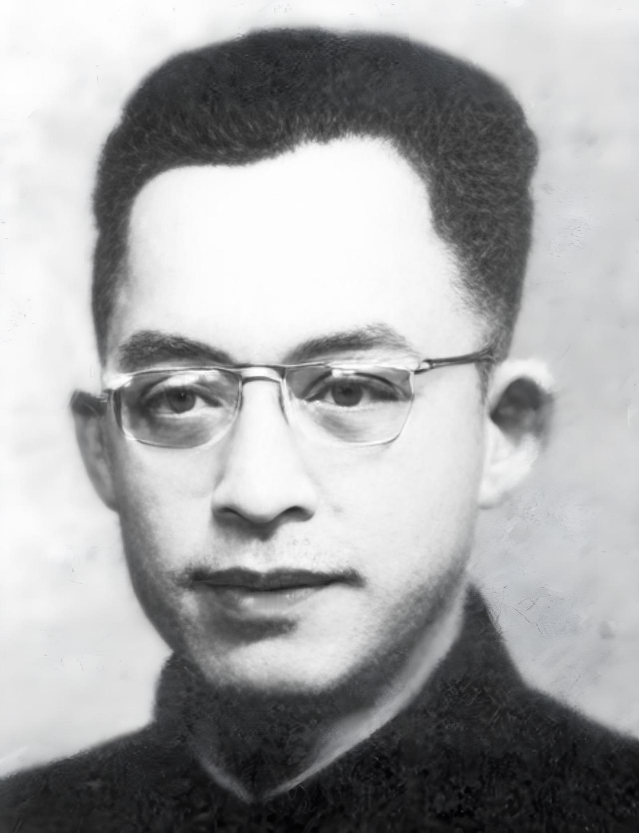 1949年，江苏宜兴战俘营。解放军团长正挨个甄别国民党高级战俘，一名满身泥污的国