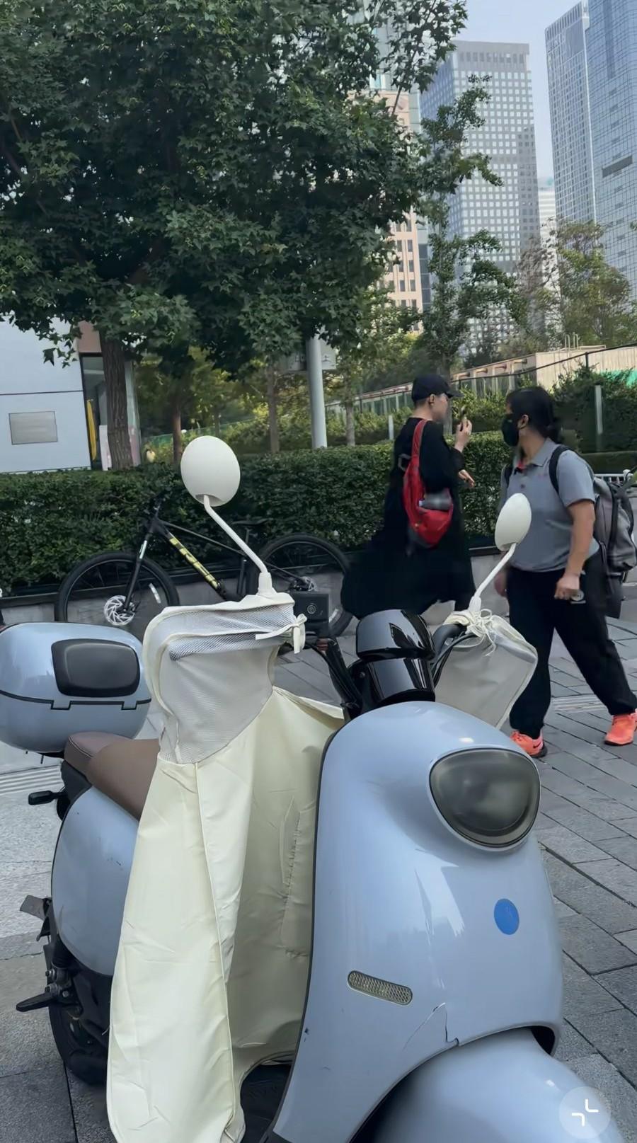 10月3日，宋丹丹独自一人现身北京街头，66岁的她身材可真好，一边走一边打电话，