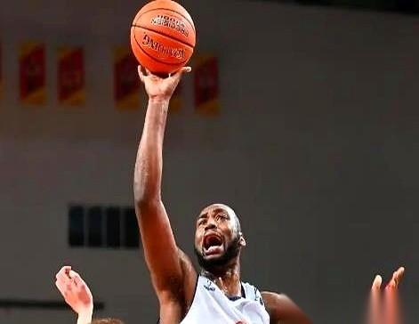 “麦考伊来了！”这五个字像一道闪电，劈开了广东宏远球迷圈。不是传言，不是猜测，是