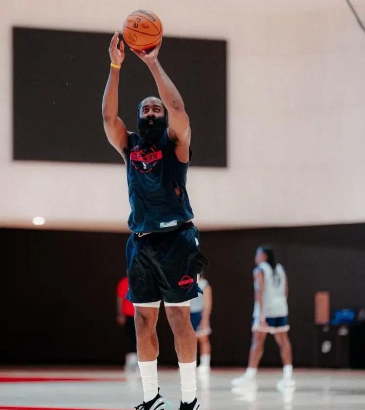 快船超级球星哈登真是球队的神！自从新赛季开赛以来，哈登代表快船场均出战33.6分