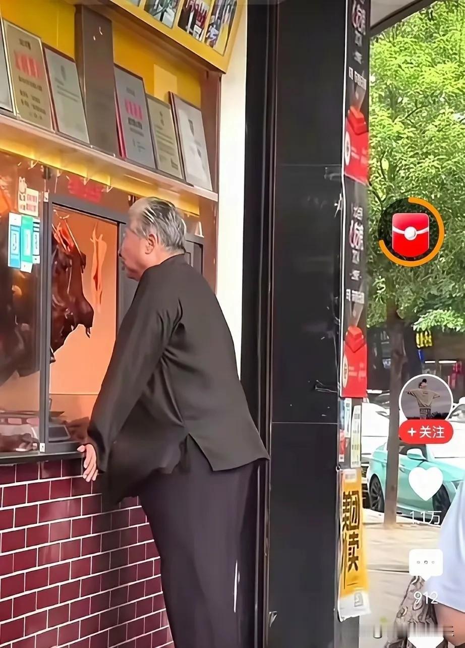 72岁洪金宝买烧鹅，完全看不出已经72岁，他之前还坐轮椅现在状态跟小伙子一样生猛