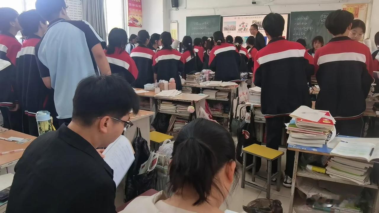 高中理科班与文科班的表现有着显著的不同：1.在学习方面，理科班的数学成绩大