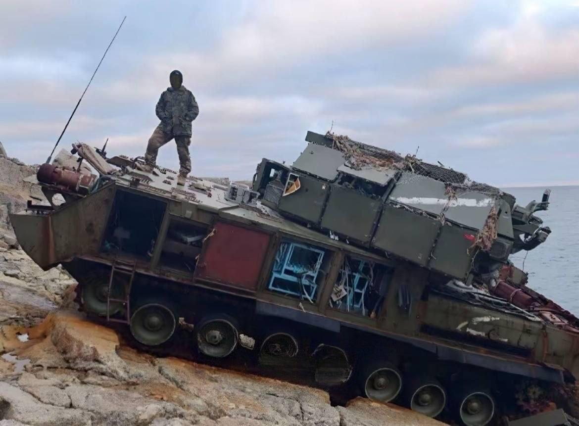 2022年，蛇岛上被摧毁的Tor-M2防空系统。位于蛇岛悬崖上的一套损毁