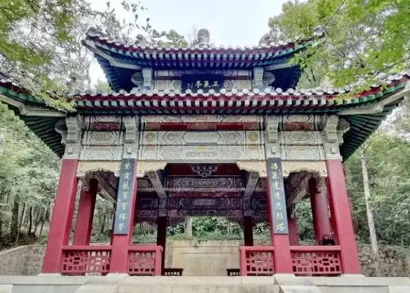 两蒋灵柩现状：台湾不想要，亲人懒得管，“台独”分子泼油漆泄愤。当年蒋介石迁往台湾