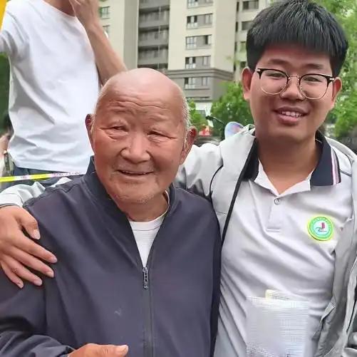 泪目！山东菏泽，77岁爷爷陪孙子高考，考完后，少年走出考场，一把搂住白发爷爷！谁