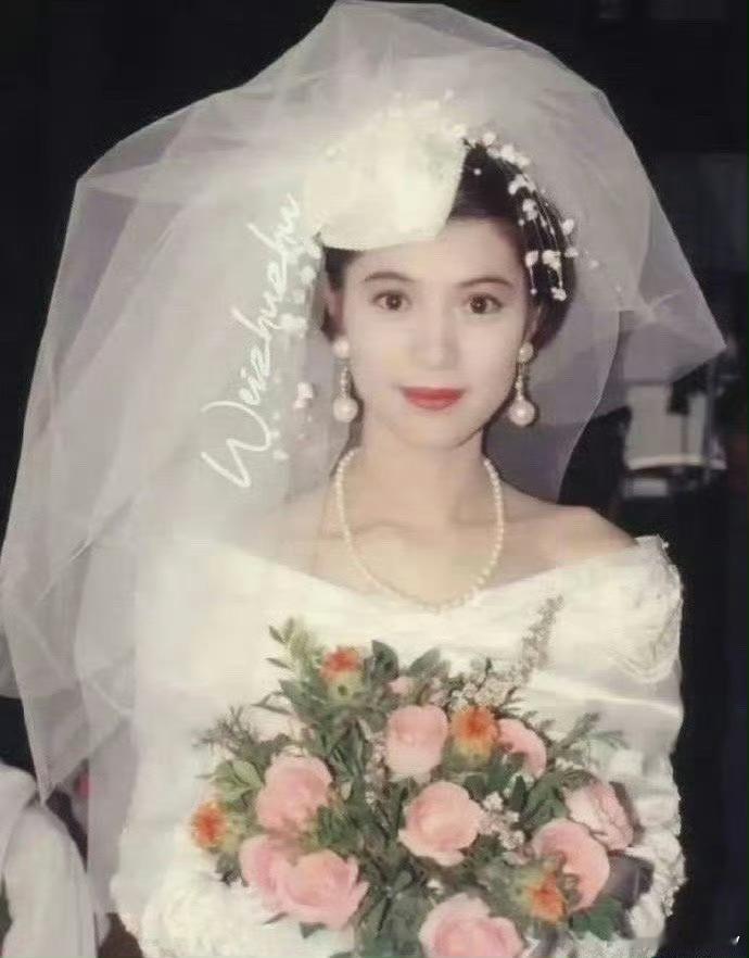 袁咏仪20年前的婚纱照，放到现在看也依旧美得让人心动，好漂亮，经典永不过时……