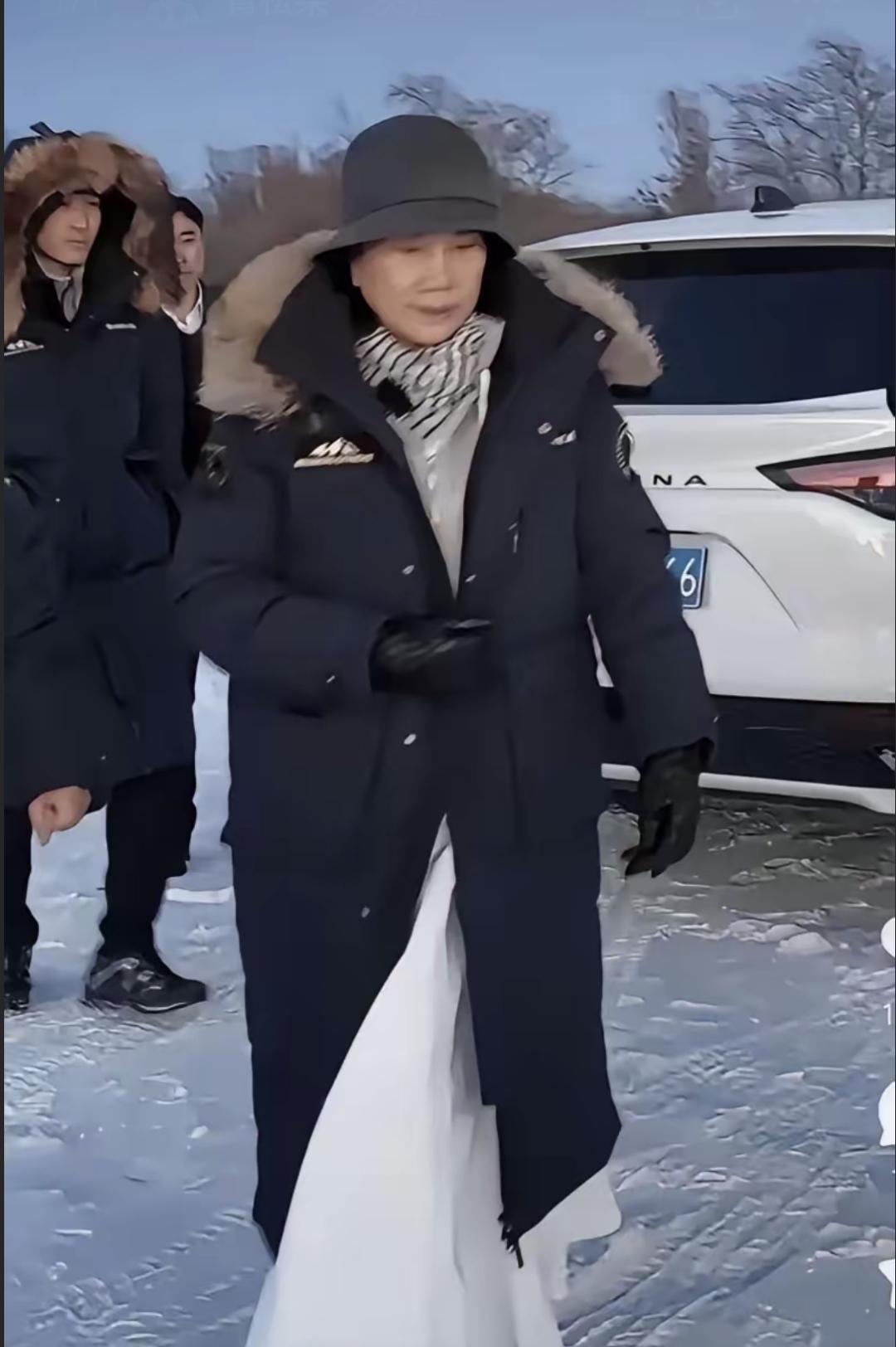 昨天刷到个视频，真把我看愣了。董明珠，72岁的人，在黑瞎子岛，外面零下三十度，风