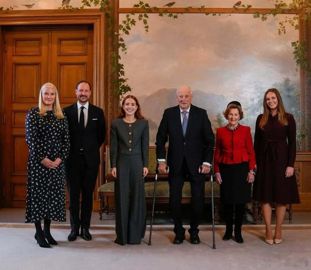 挪威王室🇳🇴12月10日，王室成员在王宫会见AnaCorinaSosa