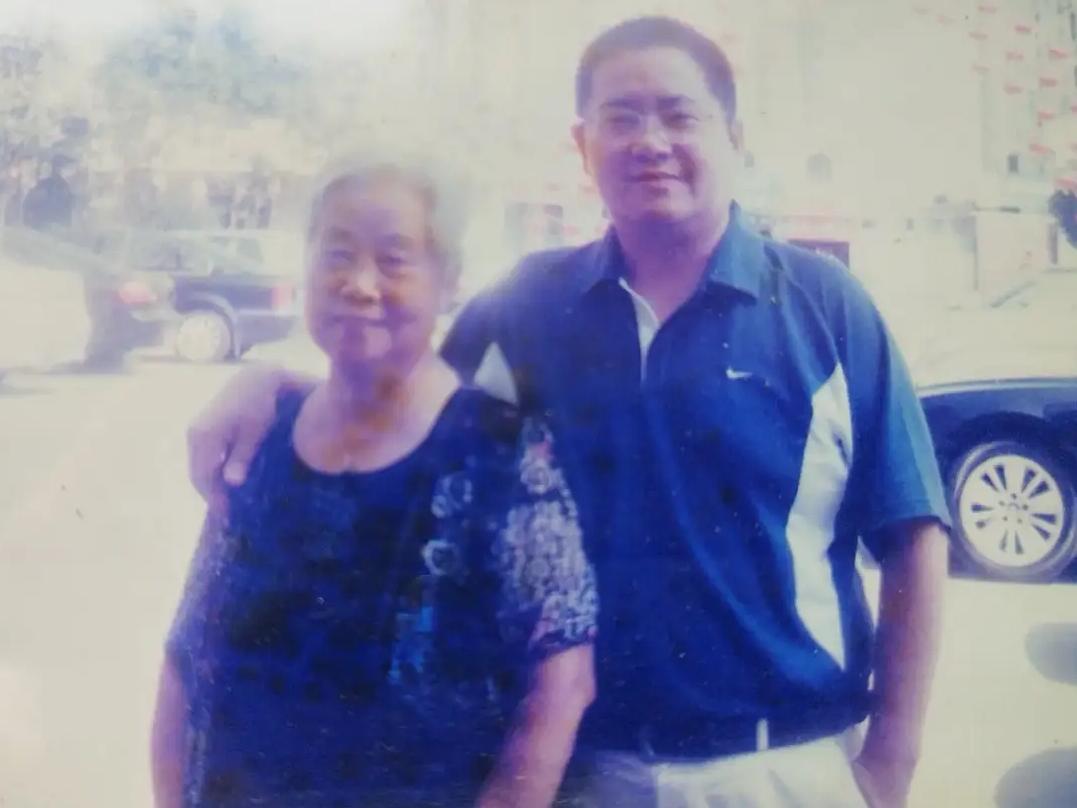人们常说儿子像母亲一点都不错，我妈的皮肤特别好，80多岁脸上都没有一点斑痕。