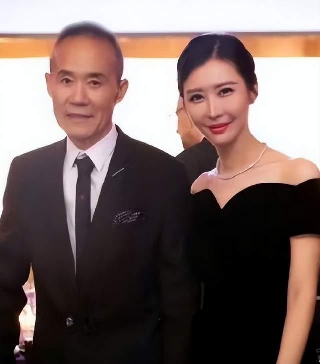 看了王石和田朴珺这几年的拉扯，才懂婚姻的本质从来都是一场精准的资源博弈。十