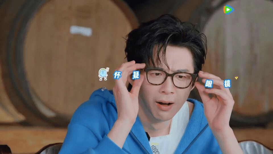 刘宇宁被周也笑趴了刘宇宁笑趴前手里举着瓜子快被这期地球笑晕了