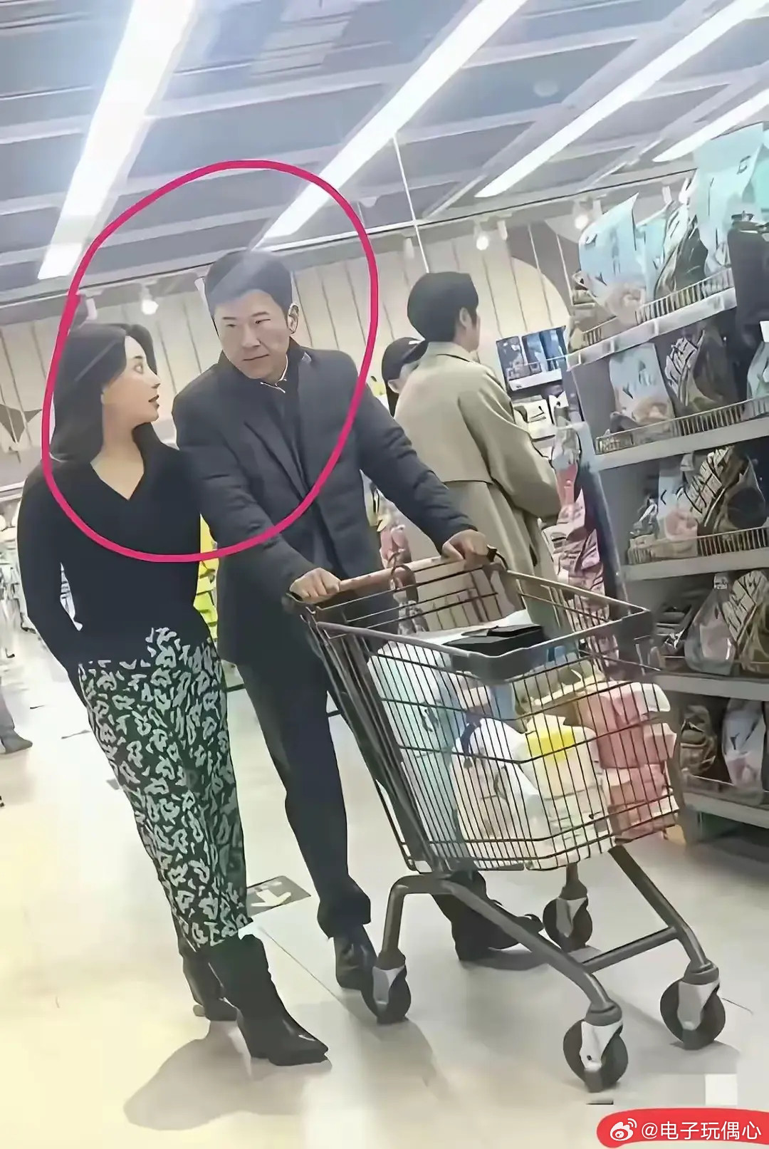 我的个妈呐！我在杭州大厦购物中心碰到了谁？面容憔悴、真的老了