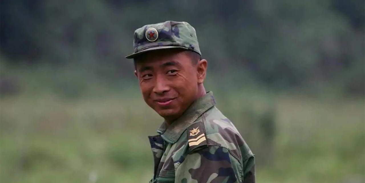 下面哪个一定是现役军人？1、宇航员2、军校毕业生3、军医4、武警5、军