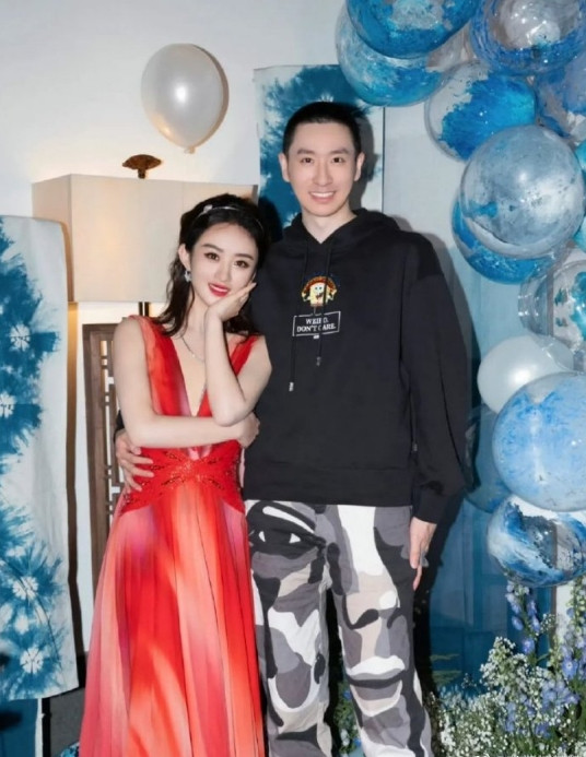 抱着赵丽颖这名男的是谁呀，把手拿开。