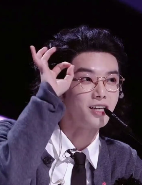 华晨宇回归工作感慨社交不易，《声鸣远扬》工作vlog超真实!下班路上复盘，脑子飞