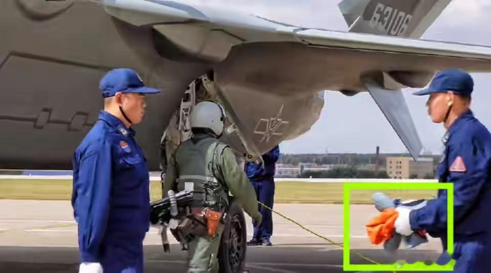 拿纸巾擦拭歼-20？美军看完目瞪口呆，答案就在1丝米隐身涂层上长春航空展上的一个