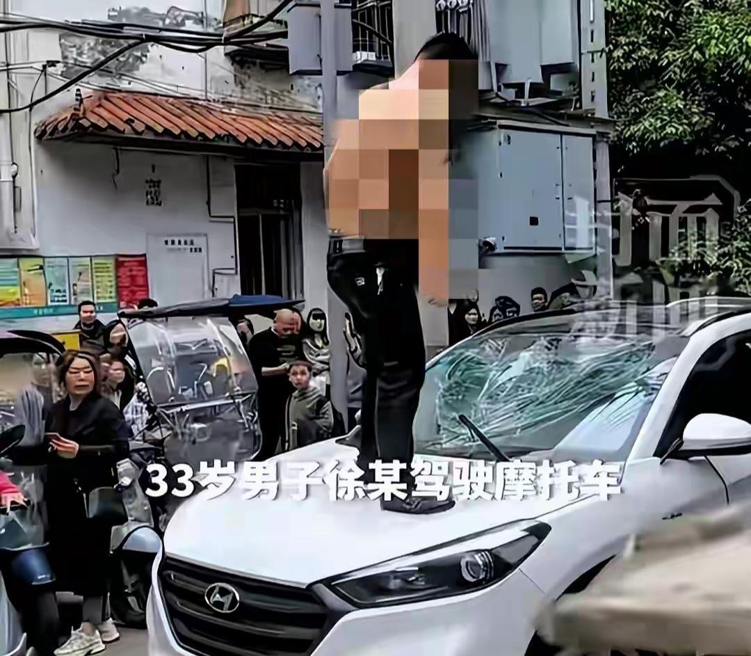 四川阆中顾家井巷那起砸车事件，让大家看到了白色现代车主的冷静、格局和修养，必须给