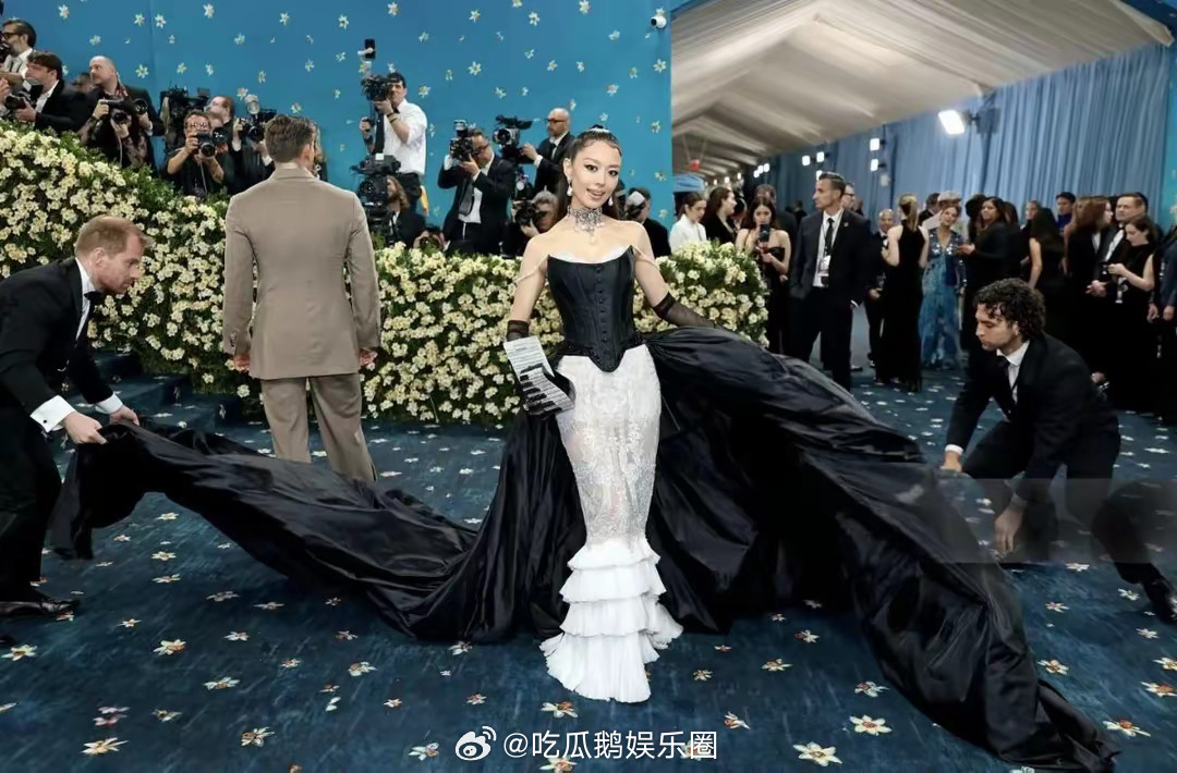 31岁吉娜参加美国活动，打扮辣眼睛，看起来好油腻，瘦到脸部脱相，MetGala