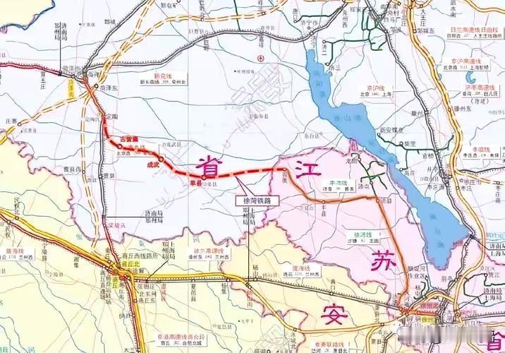 目前，菏泽到徐州的铁路只能绕道兖州或商丘，并无直达线路。而且早在十几年前，山东、