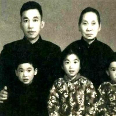 1900年，已婚10年的梁启超，爱上了20岁女秘书，他写信求妻子成全，妻子欣喜答