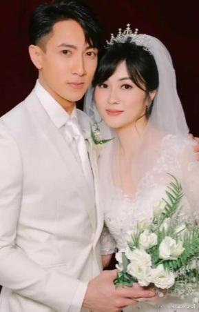 吴尊和老婆林丽吟长的挺像的，他老婆不是网上说的不好看，吴尊女儿也这么大了​​​