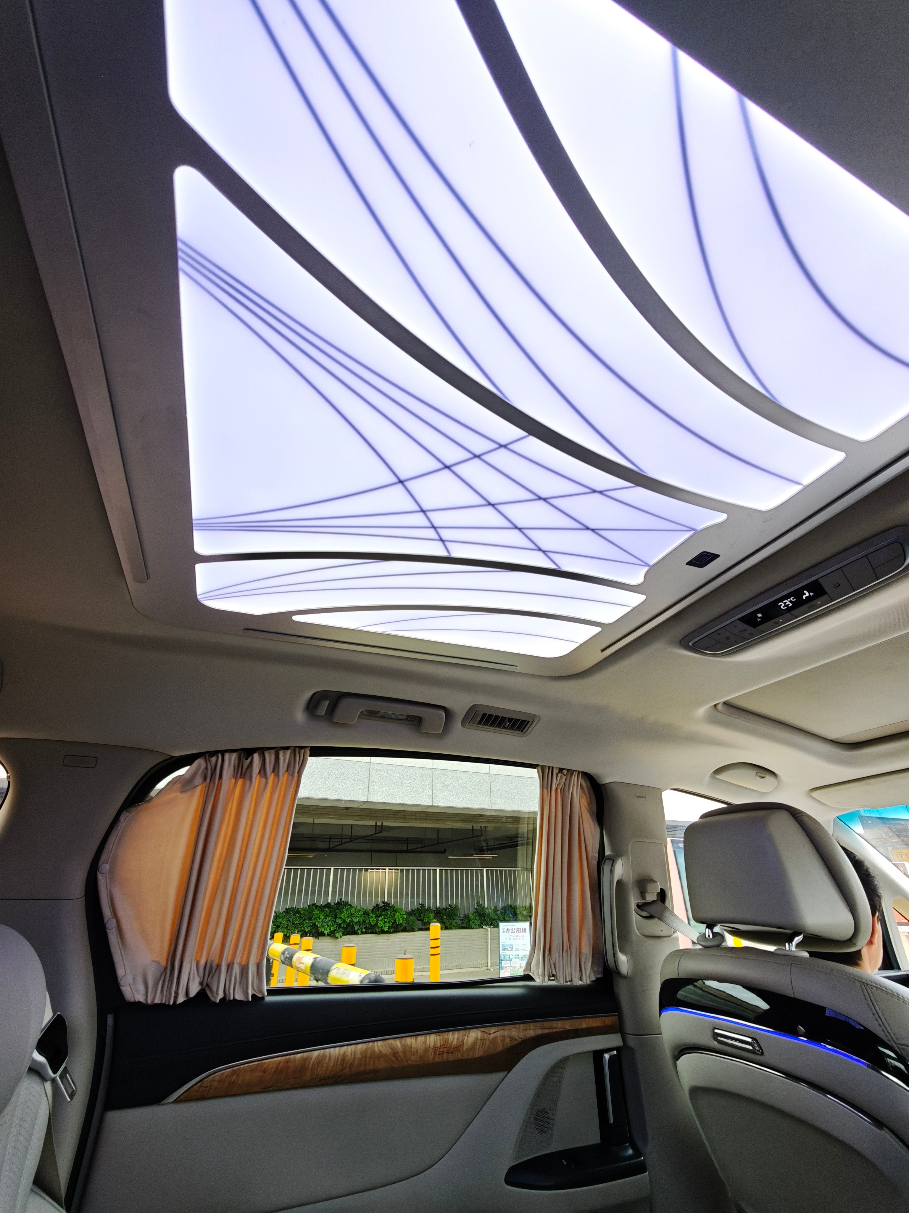 虽然是上代陆尊，但你别说，后排升级一下，挺像那回事儿的，相当舒服~