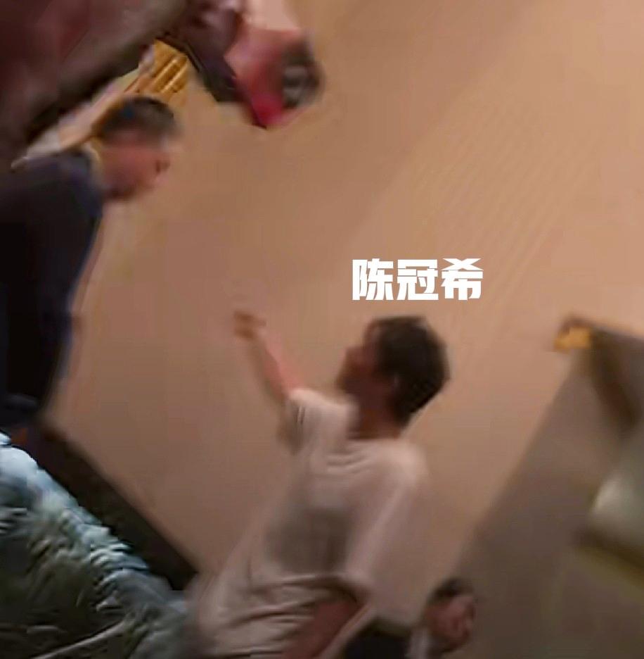 陈冠希又上热搜了！这次是在上海半岛酒店大堂，他指着工作人员怒吼：“你到底知不知道