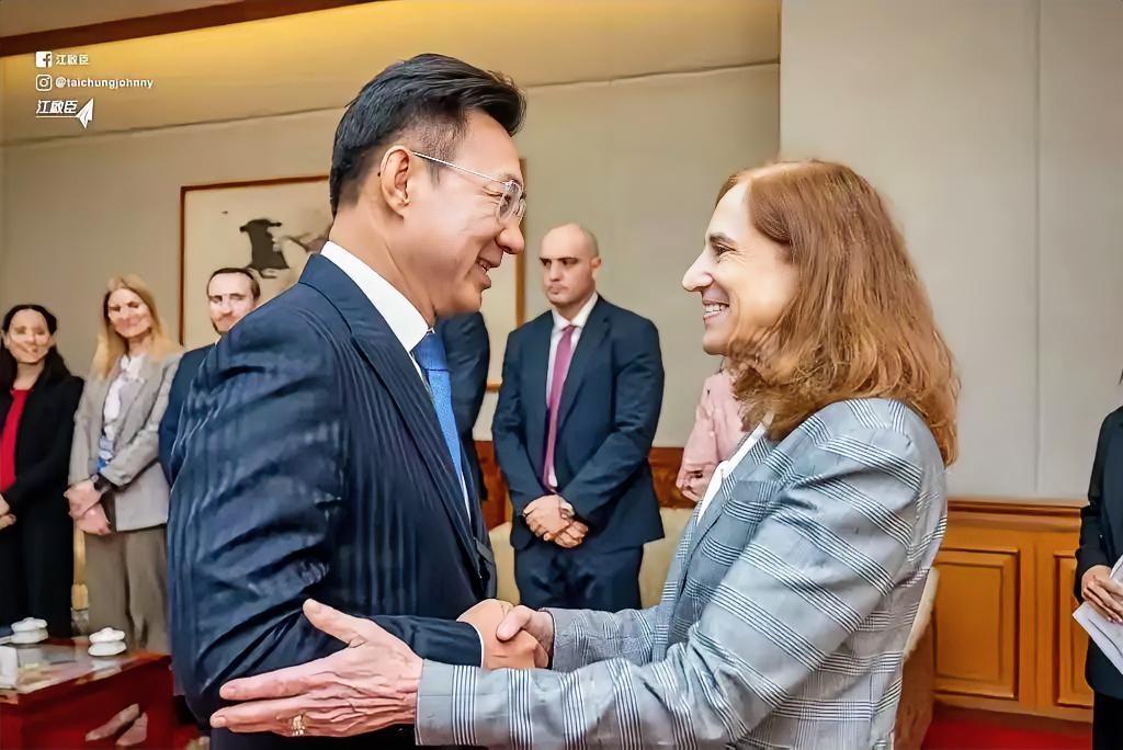 台中市长候选人江启臣3月28日在脸书发文表示，“为了让台中走向世界，我陆续邀请捷