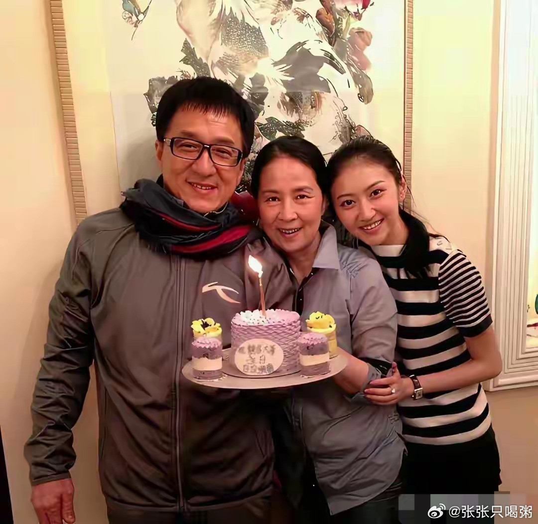 72岁林凤娇与成龙庆生旧照，景甜同框，岁月温柔藏不住