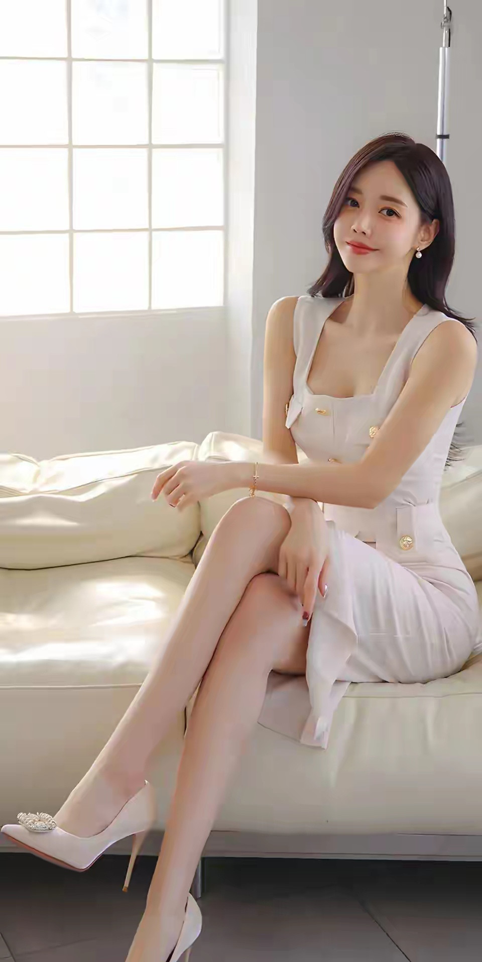 哇塞！绝美养眼的身材女神，穿着白色紧身裙在家自拍，这画面简直能把人美晕...