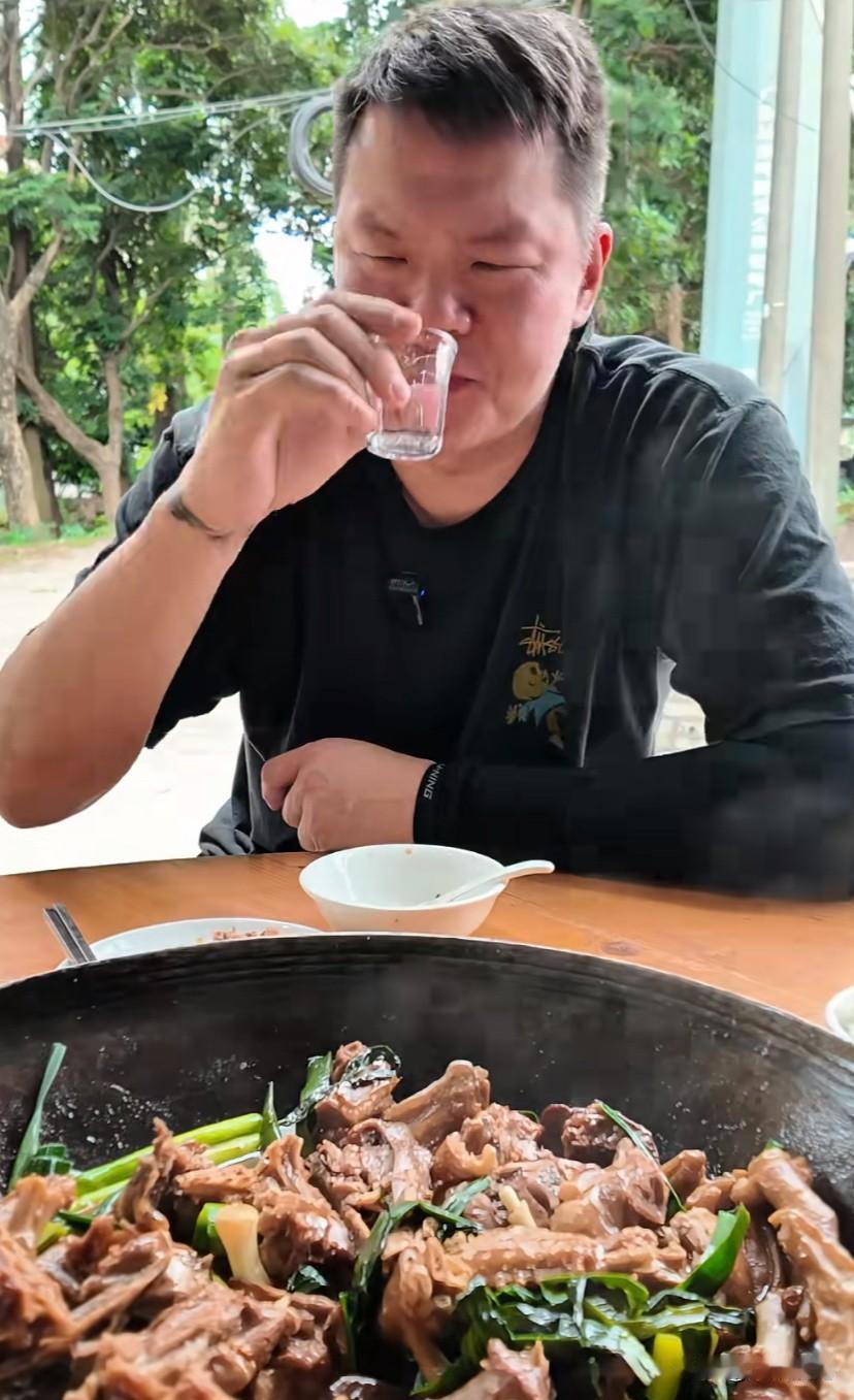 球队总经理朱芳雨从东莞专程开车到顺德吃火焰醉鹅，4斤多重的鹅，238元一只，再加