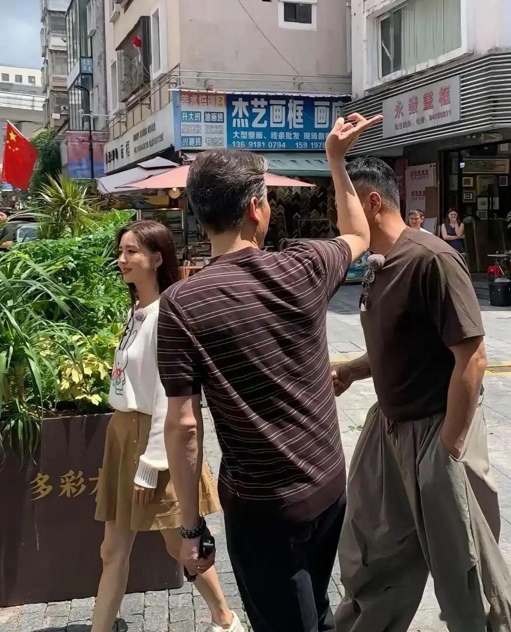 路人镜头下的佟丽娅瘦瘦小小一只，状态如何？