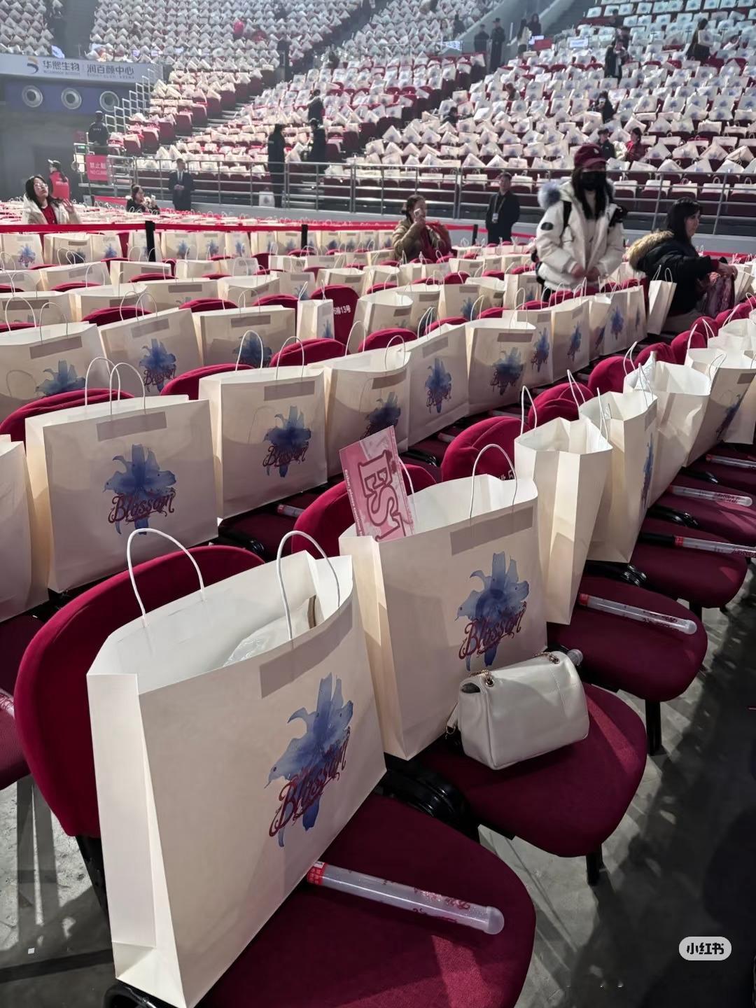 虞书欣给一万个座位每个都安排了伴手礼，哪怕是包厢也都没落下，人手一包🍋
