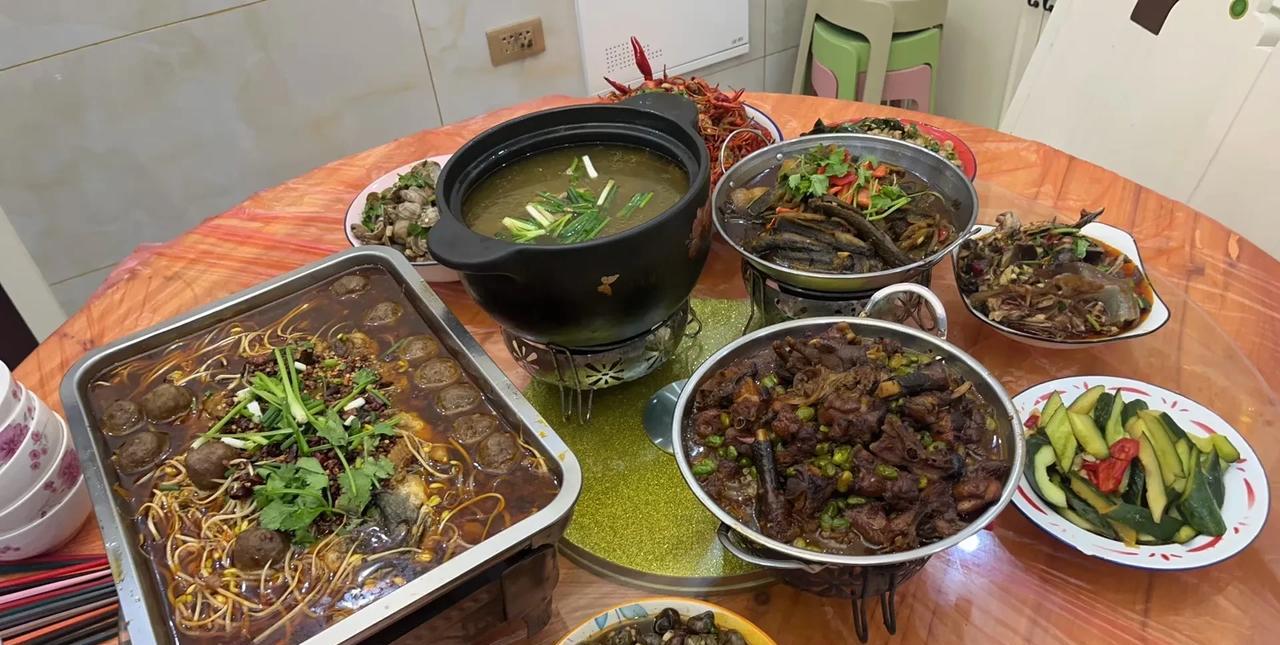 我婆婆有3个女儿，个个都很有出息，都嫁到了好婆家，婆婆的腰杆也挺得倍直，每