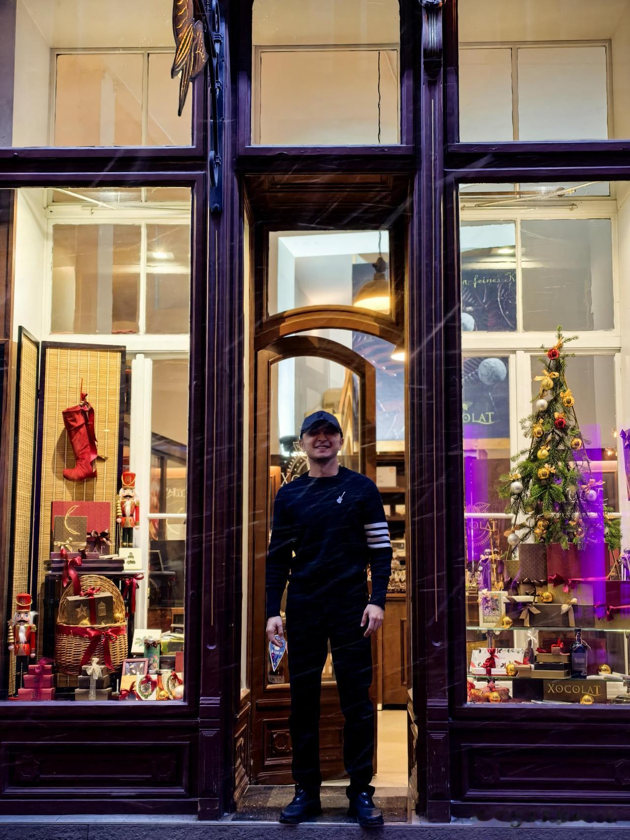 一觉醒来，央视主持人尼格买提已经到达奥地利，他将参加2026年维也纳新年音乐会节