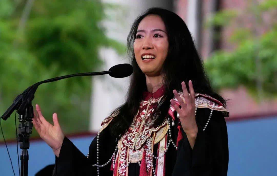 哈佛胜诉川普当日，中国女生惊艳全场！2025年5月29日，哈佛大学的毕