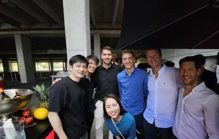 德媒给樊振东写了一篇长文，没吹球技，全在写他怎么对保洁阿姨、食堂厨师、队医翻译一