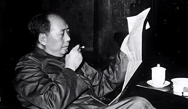 1969年，毛主席开会时总盯着李先念抽的雪茄看。李先念心领神会递过去一根，主