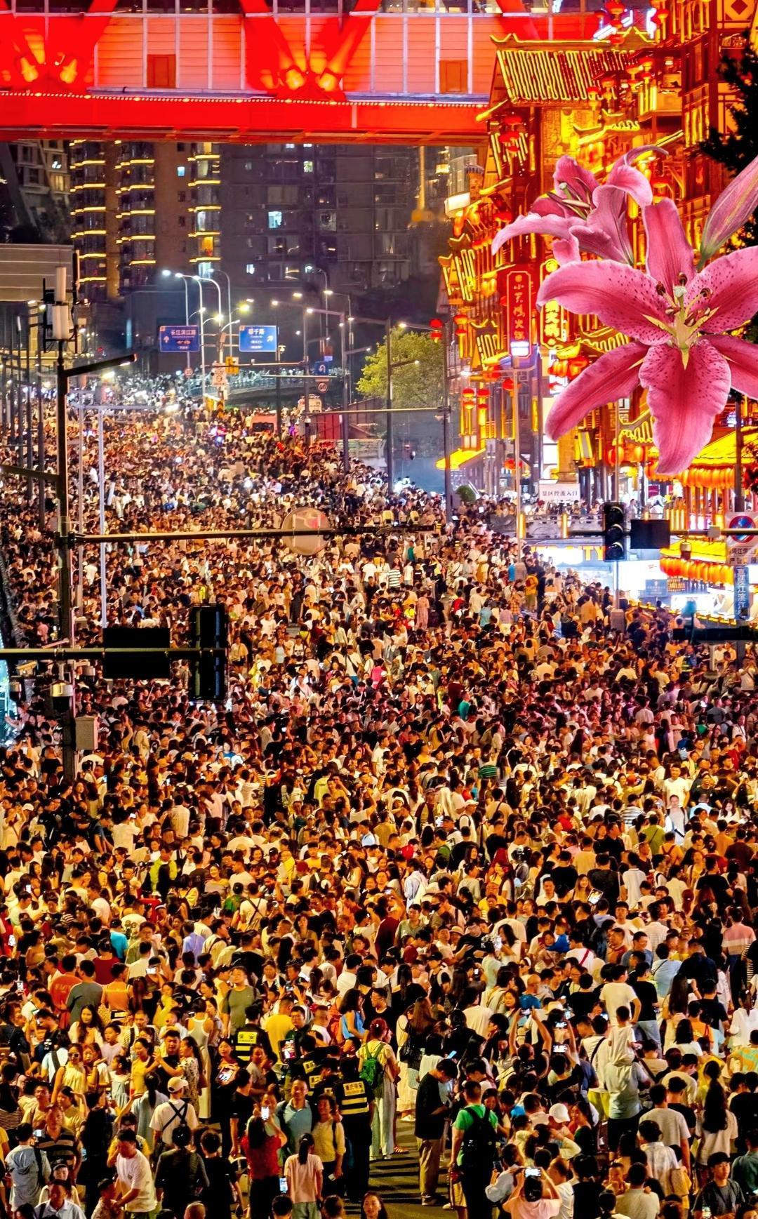 这个五一，武汉火了，旅游火了，游客火了。原因很简单，武汉是一个有着天然