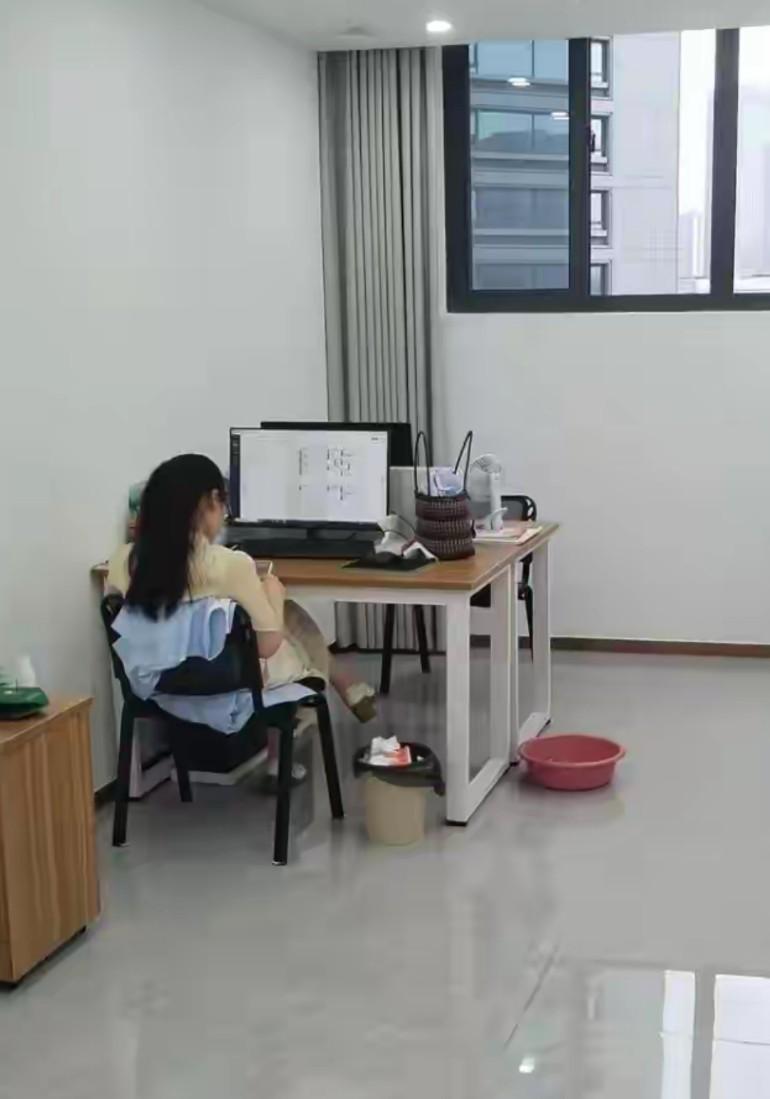 普通人挤破头要考公务员是有原因的可以朝九晚五不用加班有五险一金有节假