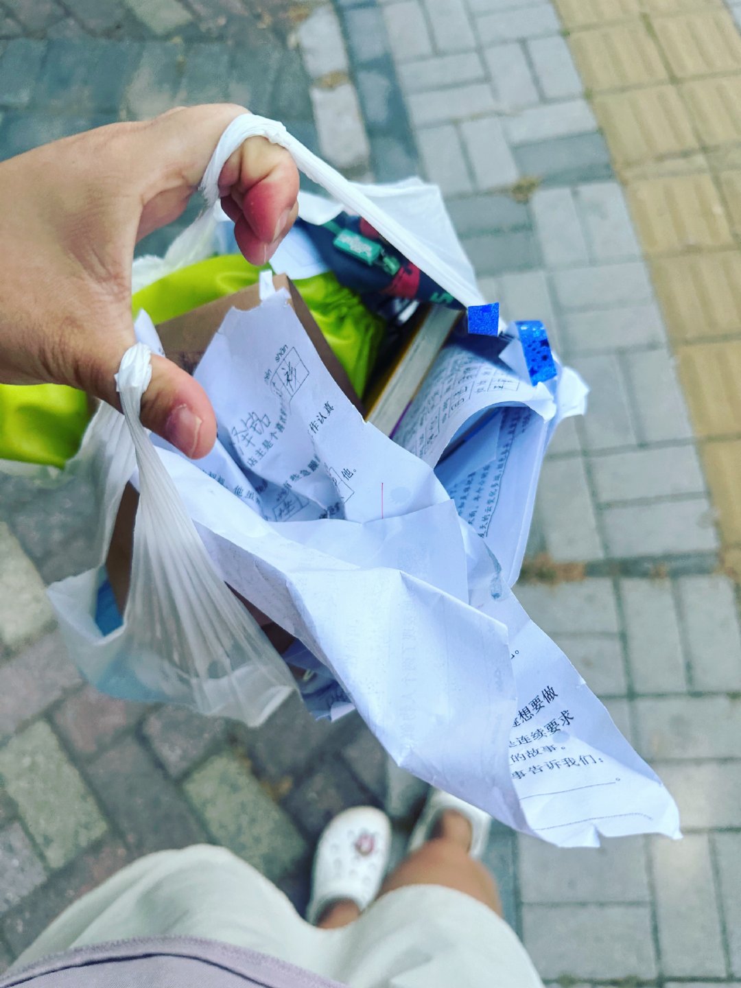 我儿子这书桌里，跟破仓库似的，搞一堆东西回来