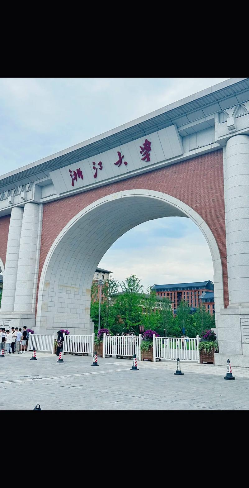 世界舆论正经历着剧烈的变化，中国大学首次在排名中位居世界第一，且前十名里有7所是