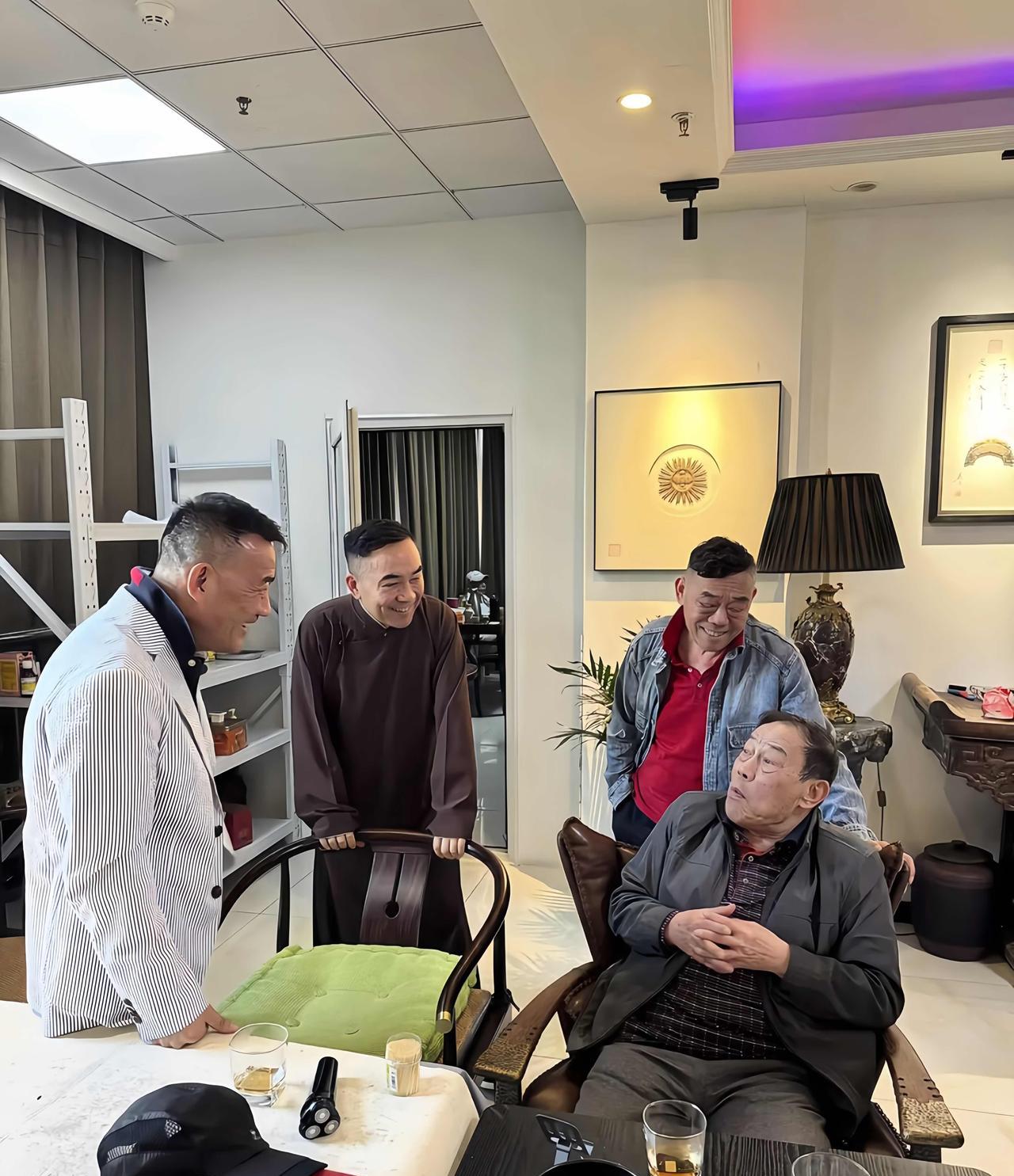 昔日，杨家四兄弟相聚，开心热聊，杨老爷子最想看到的画面。如今，杨少华94岁高龄