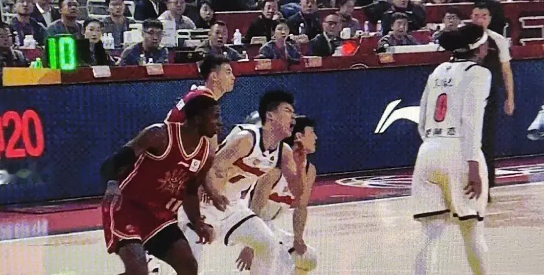 王少杰顶薪续了！昨晚官宣两年顶薪留队，朱芳雨一句“内线核心”直接把悬念拍死